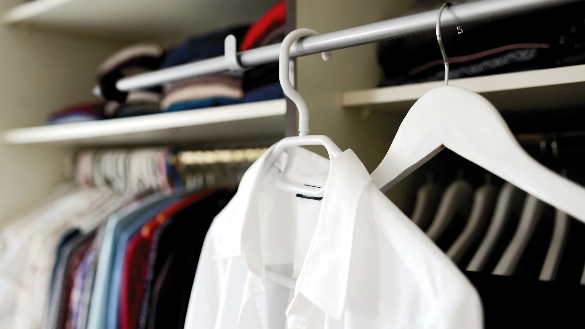 Blick in einen Kleiderschrank